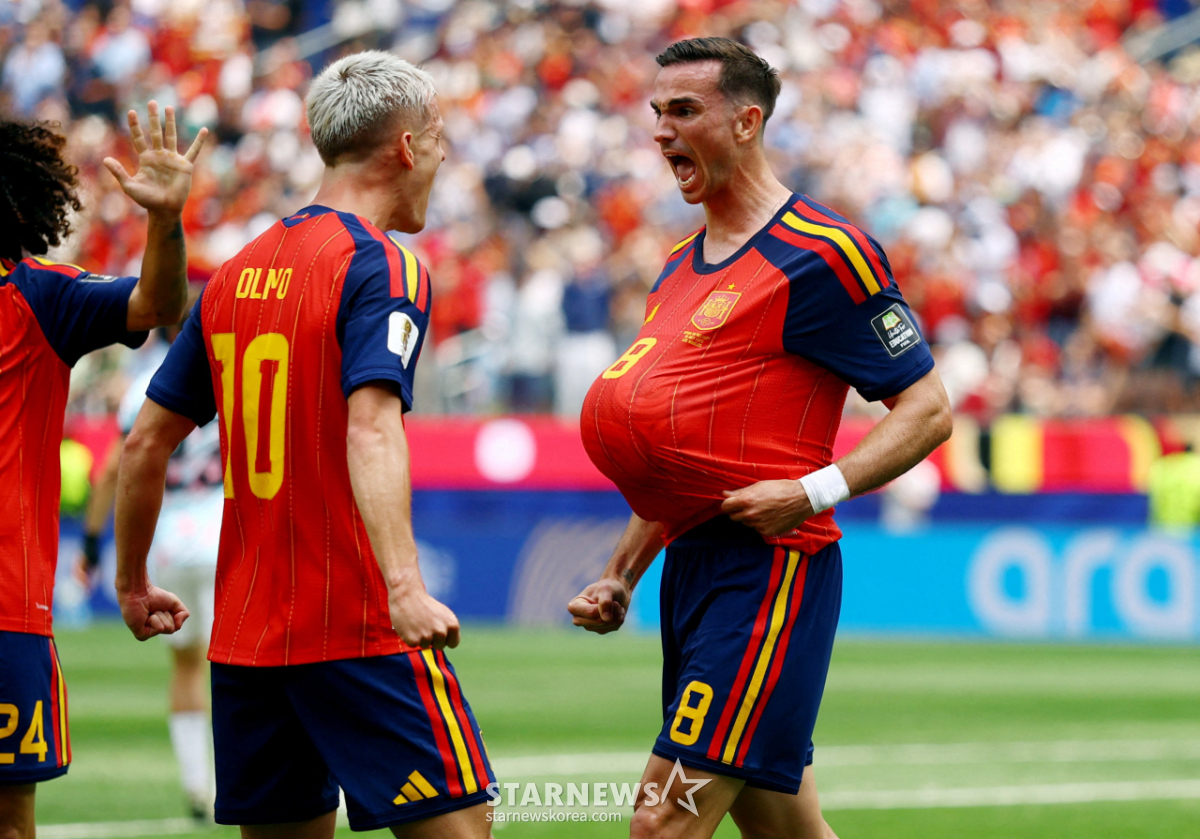 Spanish national team midfielder Fabián Ruiz celebrates after scoring the opening goal during the 2026 FIFA North American World Cup Round of 16 match against Belgium at LA Stadium in Los Angeles on the 11th. /Photo=Reuters=NEWS1