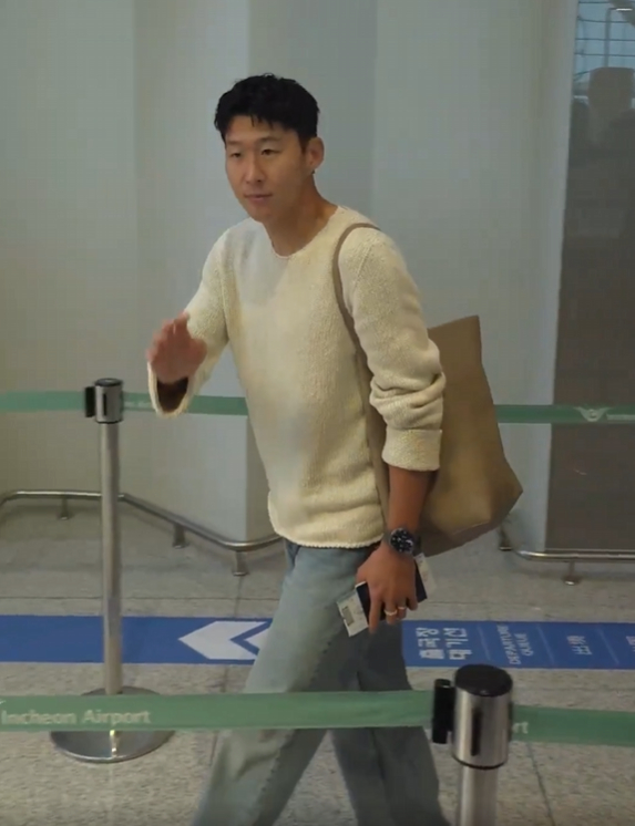 Son Heung-min departed for Los Angeles, USA, through Incheon International Airport on the 10th. /Photo=LAFC X SNS capture