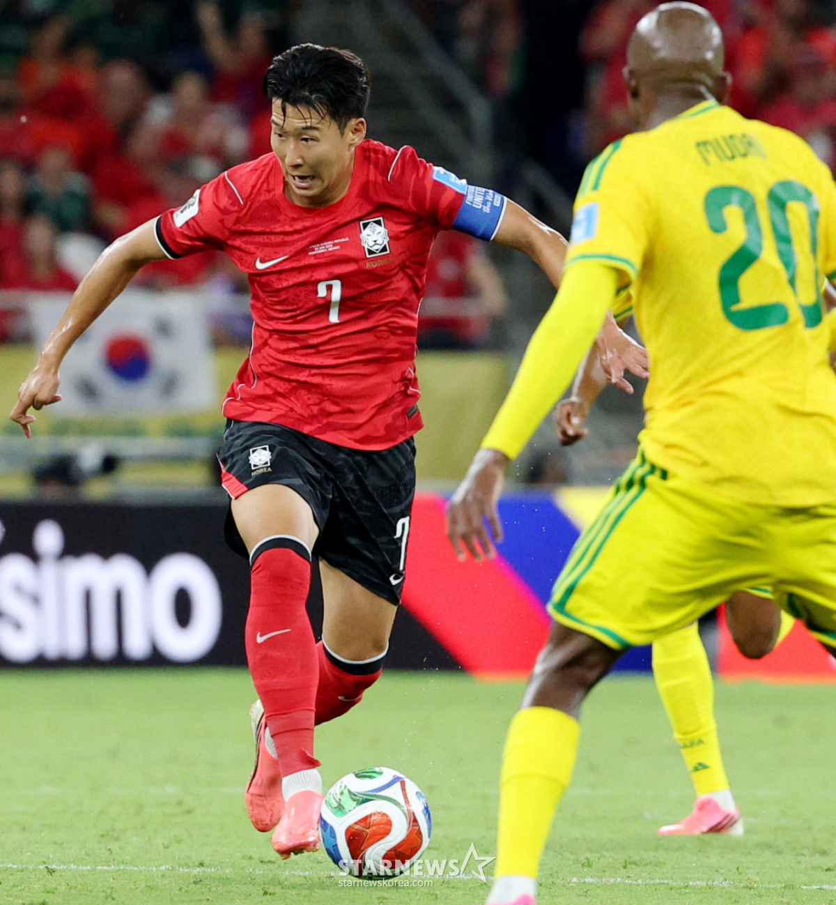 The 2026 North American Cup Group A third qualifying match between South Korea and South Africa was held on the 25th (Korean time) at Estadio BBVA in Monterrey, Mexico. In the second half, South Africa's Maseko scored the opening goal. Son Heung-min is seen holding his head in disappointment. 2026.06.24. /Photo=Kim Jin-kyung kim.jinkyung@