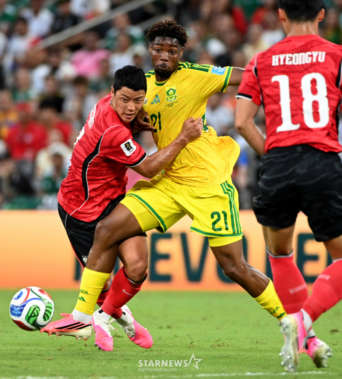 The 2026 FIFA World Cup CONCACAF-Africa Qualifiers Group A match between South Korea and South Africa was held on the 25th (Korean time) at Estadio BBVA in Monterrey, Mexico. Hwang Hee-chan, who started the match, competes for the ball with Ocon. 2026.06.24. The 2026 FIFA World Cup CONCACAF-Africa Qualifiers Group A match between South Korea and South Africa was held on the 25th (Korean time) at Estadio BBVA in Monterrey, Mexico. Hwang Hee-chan, who started the match, competes for the ball with Ocon. /Photo=Chief Correspondent Kim Jin-kyung