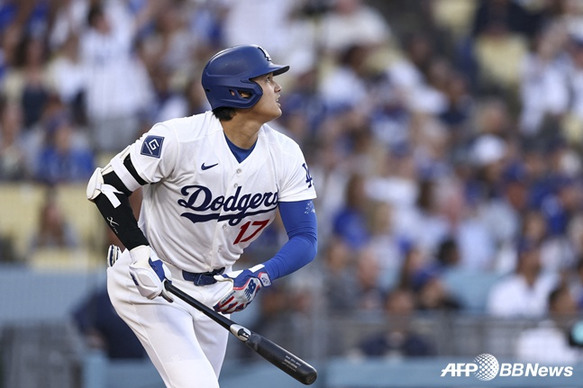 LA Dodgers' Shohei Ohtani hits a solo home run in the bottom of the first inning during a 2026 Major League Baseball (MLB) home game against the Arizona Diamondbacks at Dodger Stadium in Los Angeles, California, USA, on the 11th. /AFPBBNews=NEWS1