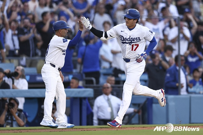 LA Dodgers' Shohei Ohtani (right) hits a solo home run in the bottom of the first inning during a 2026 MLB home game against the Arizona Diamondbacks at Dodger Stadium in Los Angeles, California, USA, on the 11th, and rounds the bases. /AFPBBNews=NEWS1