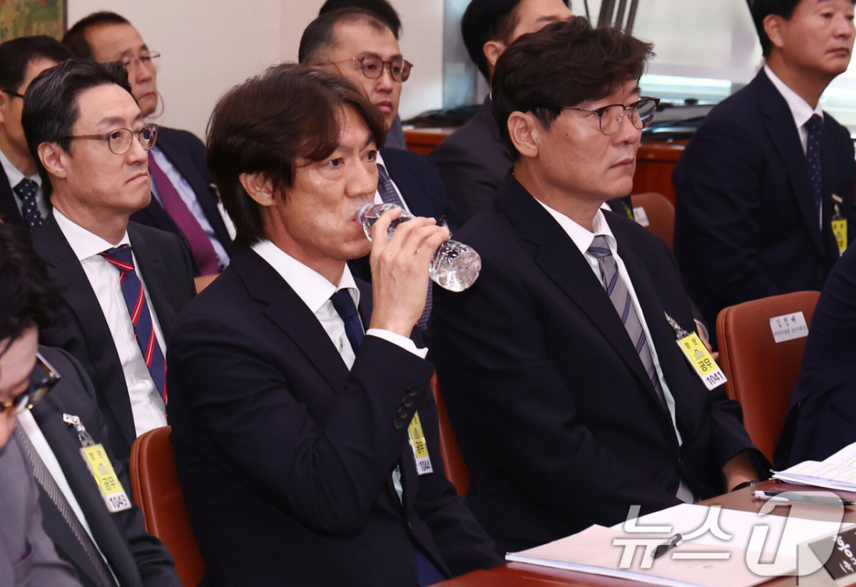 洪明甫(ホン·ミョンボ、左から2番目)前監督と李任生(イ·イムセン)前大韓サッカー協会技術委員長。 /写真=ニュース1