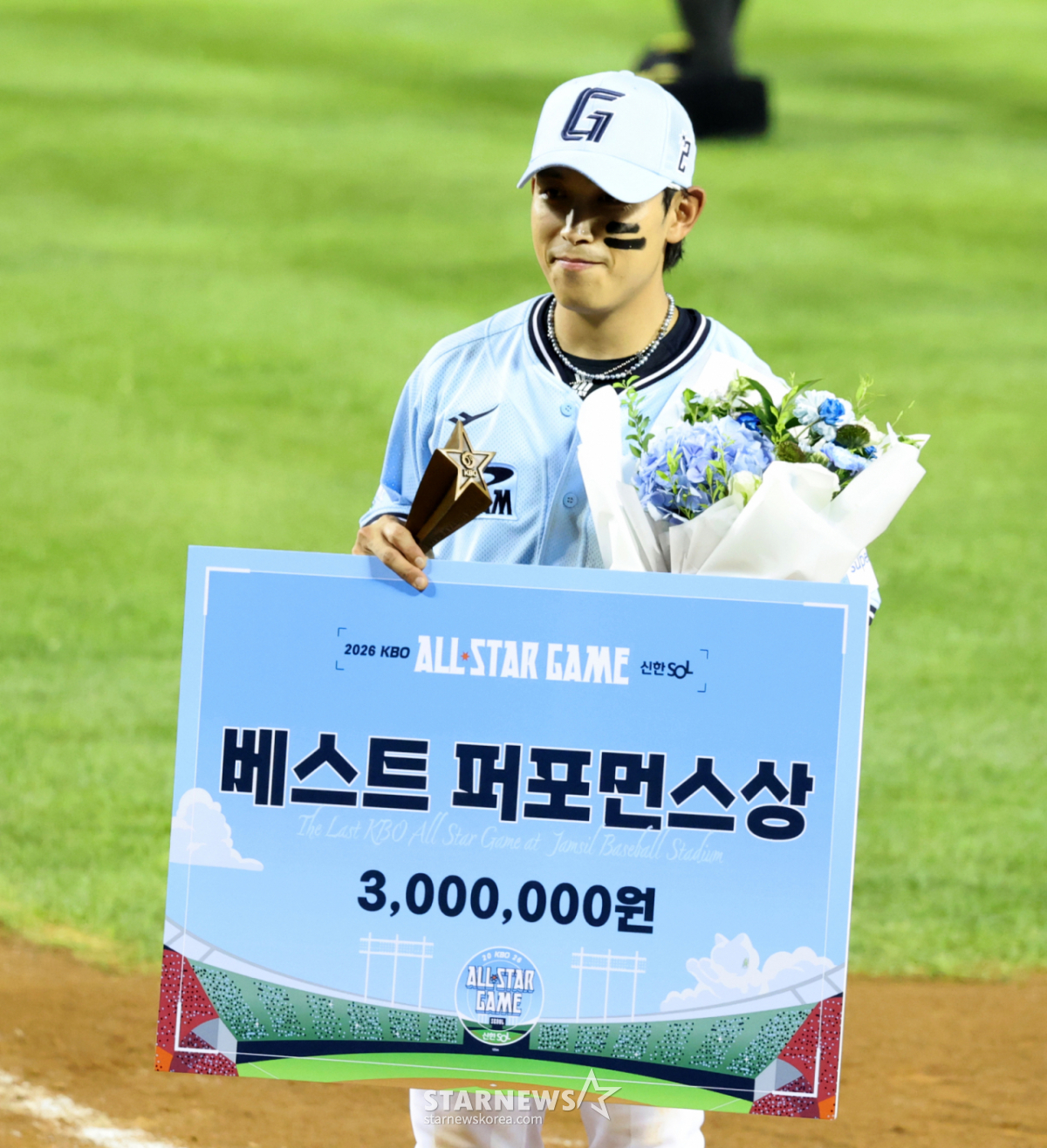드림올스타 황성빈이 11일 잠실구장에서 열리는 '2026 SOL KBO리그 올스타전에서박찬호로부터 베스트 퍼포먼스상을 수상하고 있다. .. 2026.07.11. 드림올스타 황성빈이 11일 잠실구장에서 열리는 '2026 SOL KBO리그 올스타전에서박찬호로부터 베스트 퍼포먼스상을 수상하고 있다. .. 2026.07.11. /사진=강영조 cameratalks@