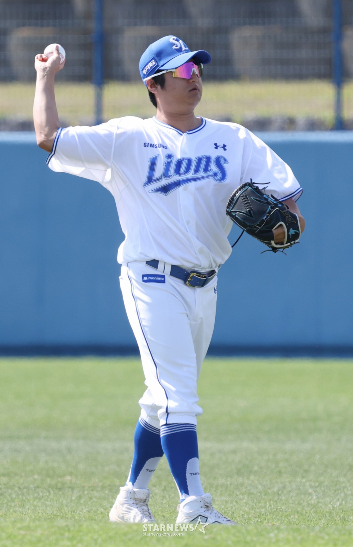 22-го числа Samsung Lions провел весенний лагерь в аквапарке Акама в Оннасоне, Окинава, Япония.  Чхве Джи Кван тренируется для пойманного мяча. /Фото = Ким Джин Кён.jinkyung@