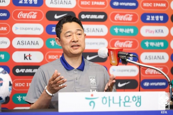 이민성 한국 U-23 축구대표팀 감독이 강원도 원주 인터불고 호텔 헤르메스 홀에서 열린 취임 기자회견에서 취재진의 질문에 답하고 있다. /사진=대한축구협회 제공