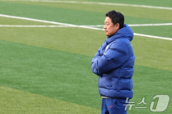 이민성 U-23 축구 국가대표팀 감독이 15일 오후 충남 천안 대한민국 축구종합센터에서 선수들의 훈련 모습을 지켜보고 있다. /사진=뉴스1
