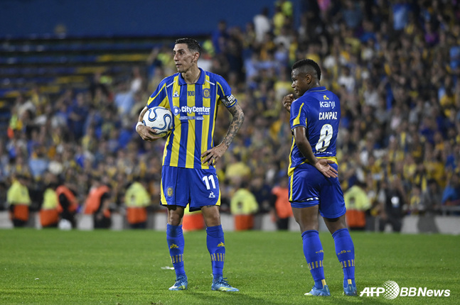 Angel Di Maria (left) and Haminton Campas. /AFPBBNews=NEWS1