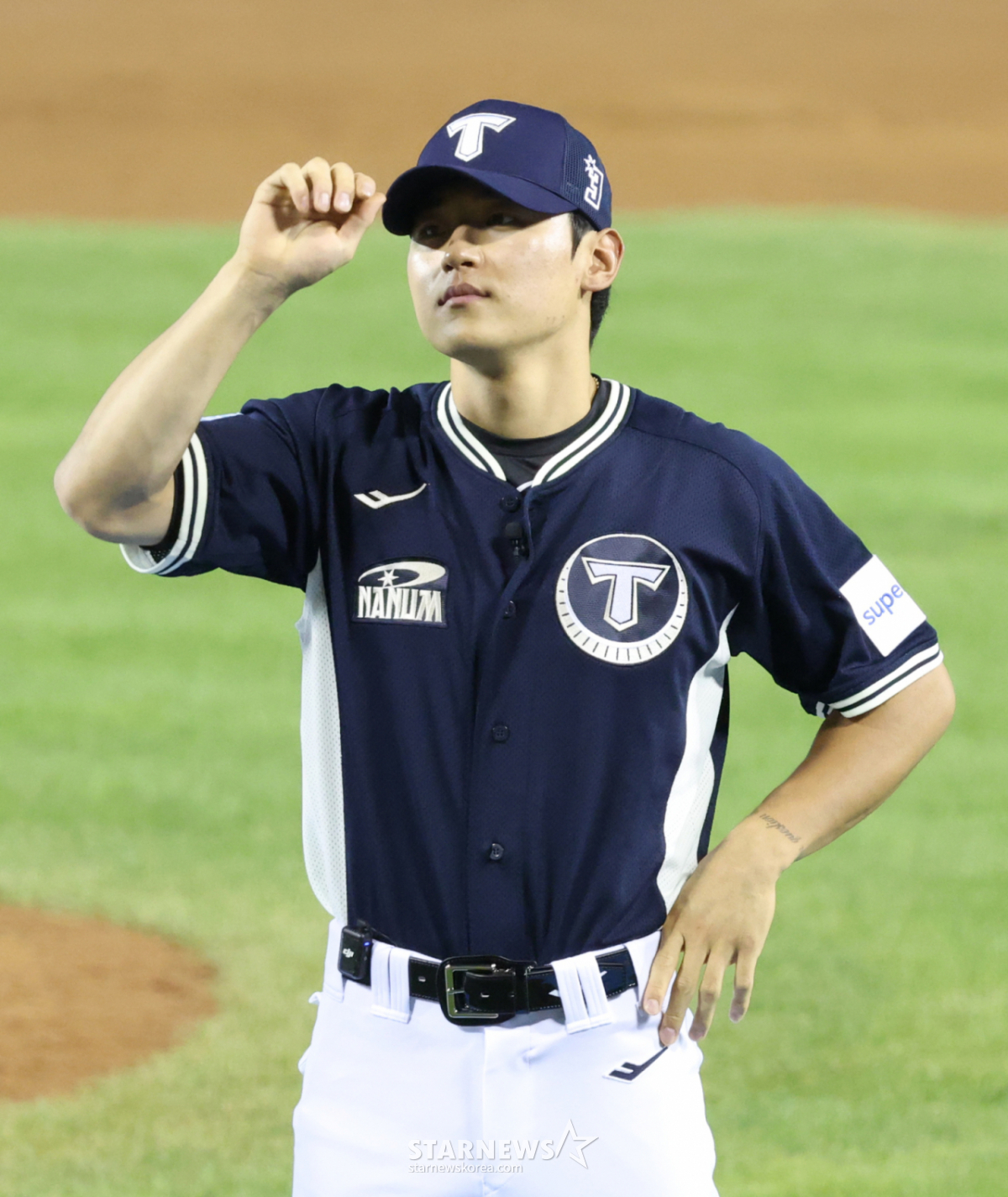 The 2026 KBO All-Star Home Run Derby was held on the 10th at Seoul Jamsil Baseball Stadium. KIA's Kim Do-young is seen replying to cheering fans /Photo=Chief correspondent Kim Jin-kyung kim.jinkyung@