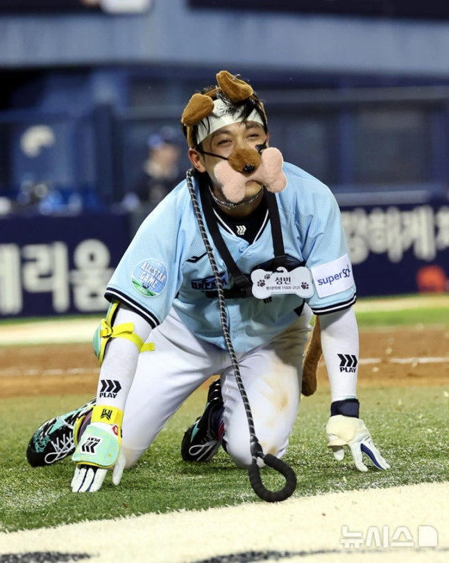 11일 오후 서울 잠실야구장에서 열린 2026 신한 SOL KBO 리그 올스타전에서 7회말 드림 올스타의 공격, 황성빈이 강아지 퍼포먼스를 하고 있다. /사진=뉴시스