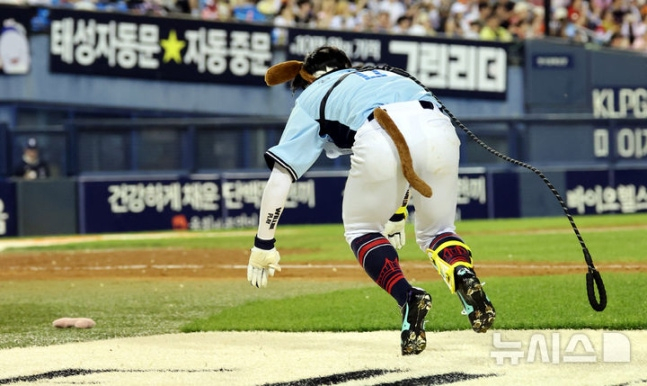 11일 오후 서울 잠실야구장에서 열린 2026 신한 SOL KBO 리그 올스타전에서 7회말 드림 올스타의 공격, 황성빈이 강아지 퍼포먼스를 하고 있다. /사진=뉴시스