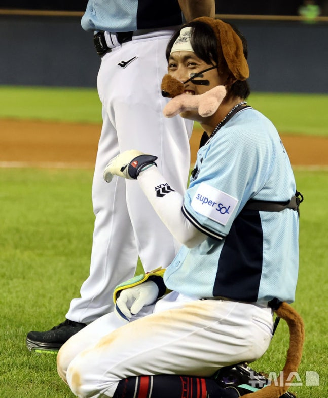 11일 오후 서울 잠실야구장에서 열린 2026 신한 SOL KBO 리그 올스타전에서 7회말 드림 올스타의 공격, 황성빈이 강아지 퍼포먼스를 하고 있다. /사진=뉴시스
