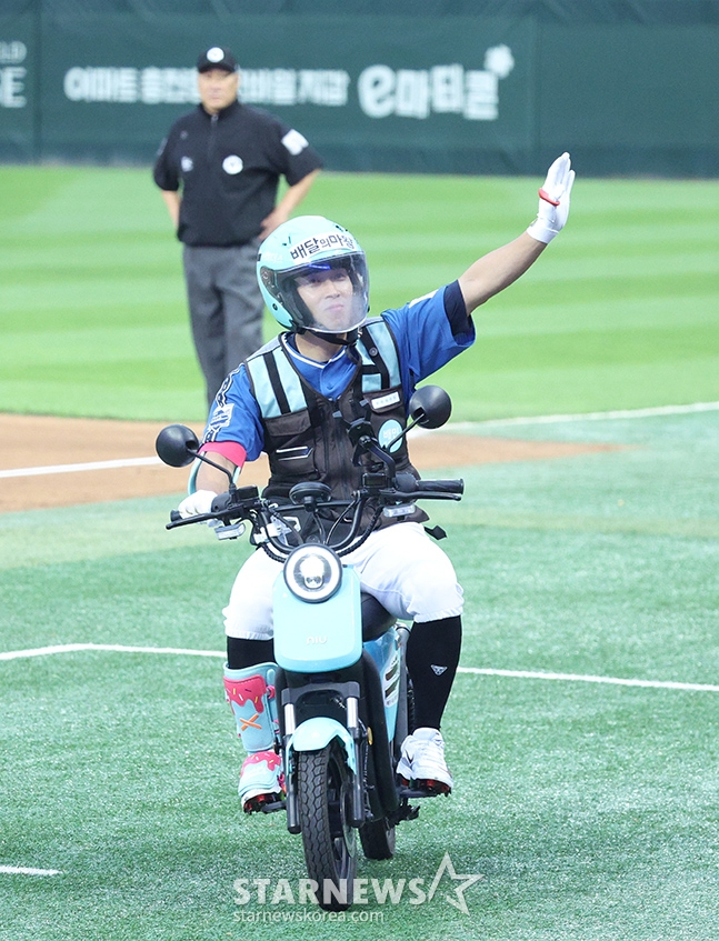 '2024 신한 SOL Bank KBO 올스타전'이 지난 2024년 7월 6일 오후 인천 SSG랜더스필드에서 열렸다. 드림팀 황성빈이 오토바이를 타고 타석에 들어서고 있다. /사진=김진경 대기자