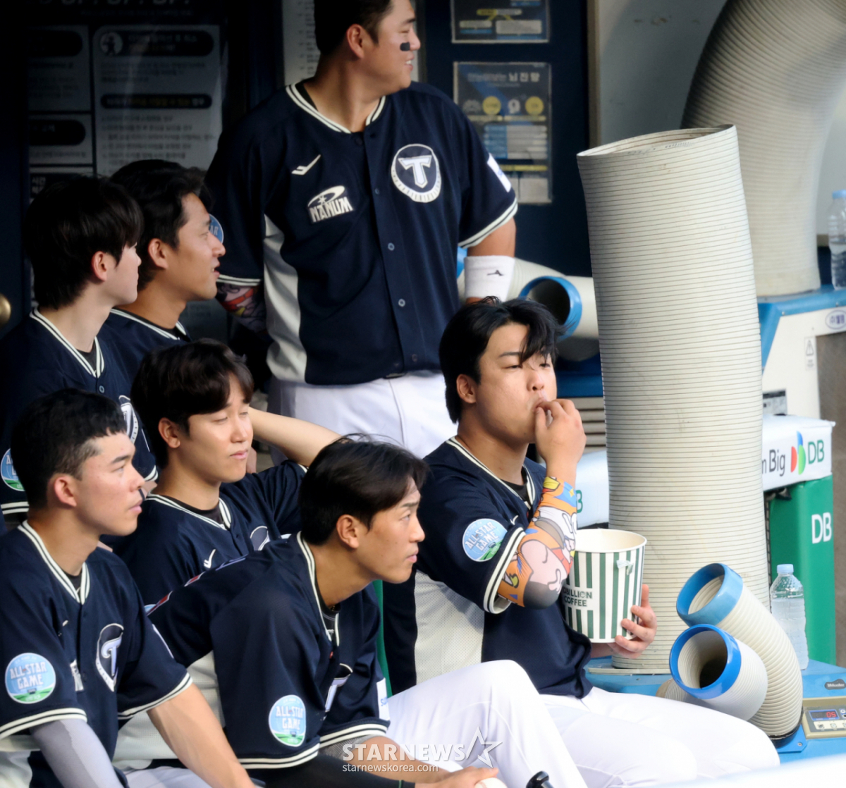 나눔올스타 강백호가 11일 잠실구장에서 열리는 '2026 SOL KBO리그 올스타전에서  팝콘을 먹으로  그라운드를 응시하고 있다.  2026.07.11. /사진=강영조 cameratalks@