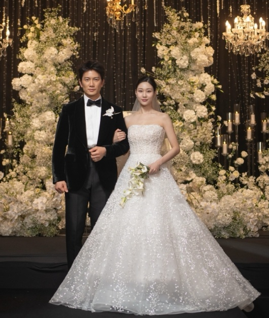 左からチソン、ハ·ユンギョン/写真=JTBC「アパート」