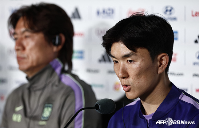 Former South Korean national team coach Hong Myung-bo and Hwang In-beom (right). /AFPBBNews=NEWS1