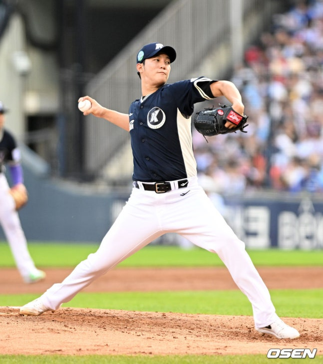 An Woo-jin lanza durante el partido de las Estrellas.