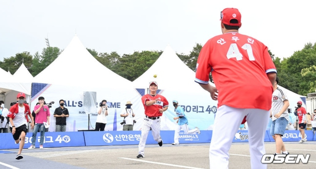 Ko Woo-seok (en el centro) y An Woo-jin jugando juntos el evento de juego Baseball5 en el partido de las Estrellas de la temporada 2022.