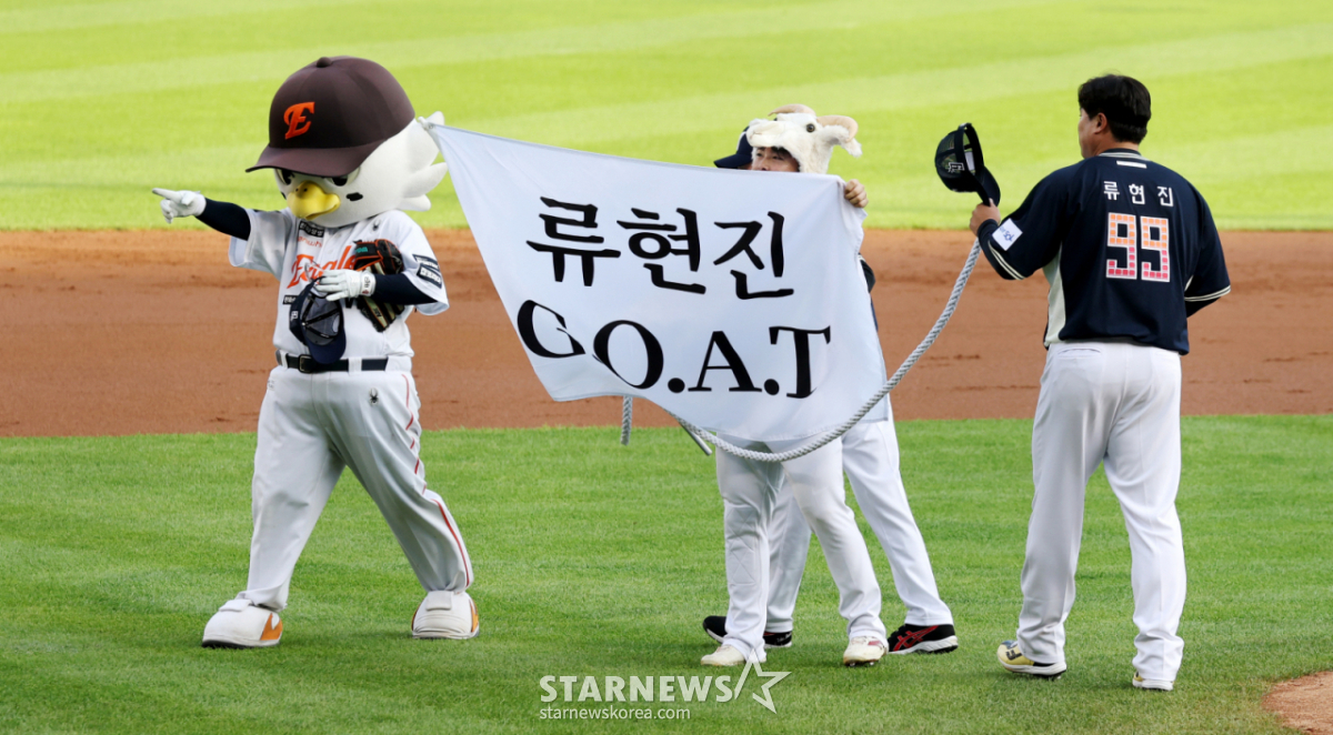 'Sharing All-Star' Ryu Hyun-jin is shown performing during the '2026 SOL KBO League All-Star Game' held at Jamsil Stadium on the 11th. 2026.07.11. /Photo=Senior reporter Kang Young-jo cameratalks@
