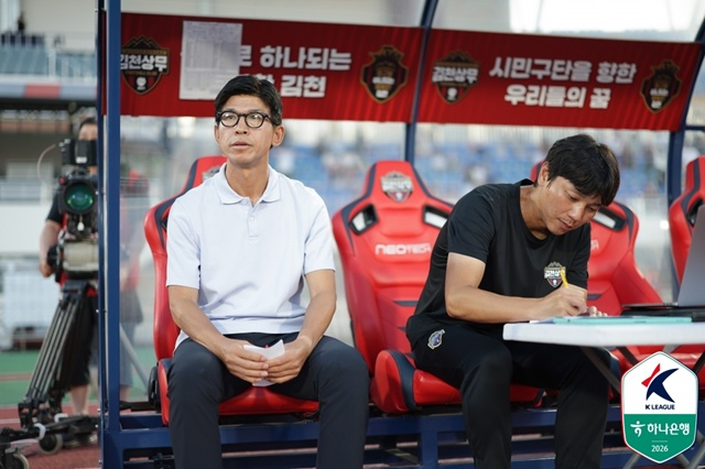 Head coach Ju Seung-jin of Kim Cheon (SVP) (left). /Photo=Korea Professional Football League