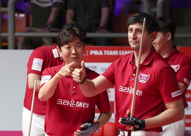 Kwon Hae-tae (left) and David Martinez of Crown Haetae. /Photo=PBA Tour
