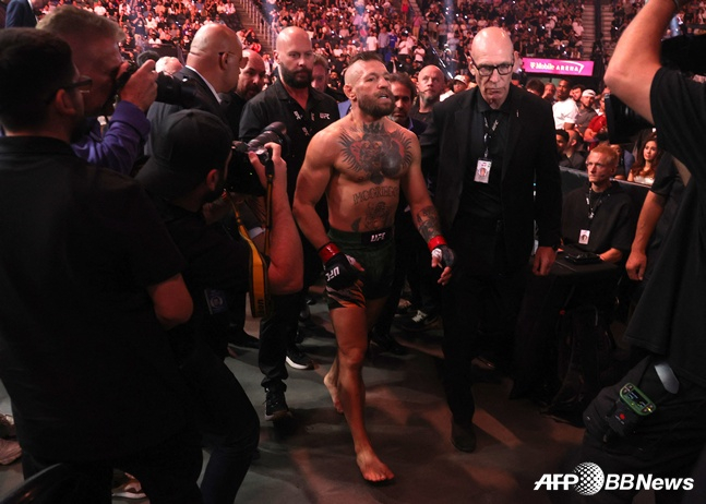 코너 맥그리거가 12일 미국 네바다주 라스베이거스 티모바일 아레나에서 열린 'UFC 329: 맥그리거 vs 할로웨이 2' 대회 메인 이벤트 웰터급 매치에서 다리 부상으로 69초 만에 TKO 패배를 당한 뒤 경기장을 빠져나가고 있다. /AFPBBNews=뉴스1
