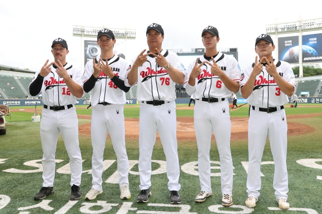 Alex Hall (de izquierda a derecha), Nagai Taisei, el entrenador Jang Won-jin, Noh Kang-min y Kim Seo-won, participantes en el All-Star de la Liga Futures, posan para una fotografía grupal. /foto=Ulsan Whales
