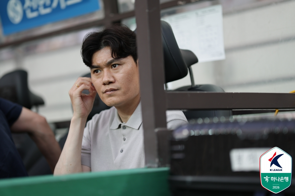 江原(カンウォン)FCのチョン·ギョンホ監督。 /写真=韓国プロサッカー連盟提供