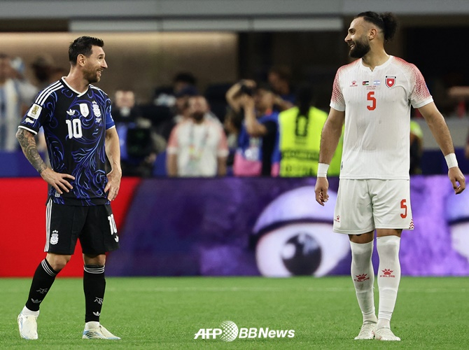 Lionel Messi (left) and Yazan are seen smiling and talking to each other during the match. /AFPBBNews=NEWS1