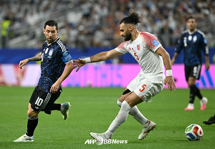Lionel Messi (left) and Yazan. /AFPBBNews=NEWS1