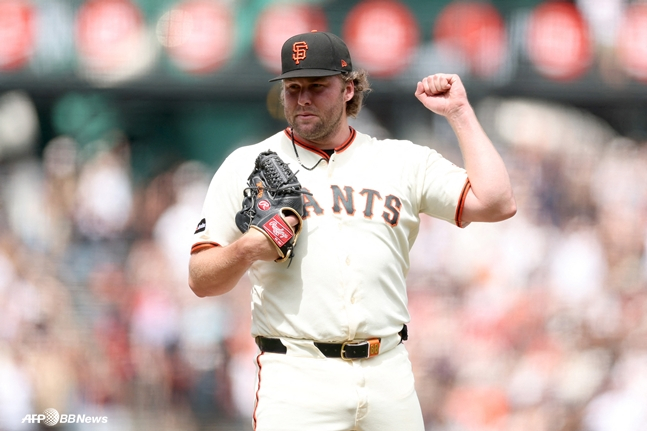 Eric Miller, looking relieved after becoming the winning pitcher with 1⅓ scoreless innings. /AFPBBNews=NEWS1
