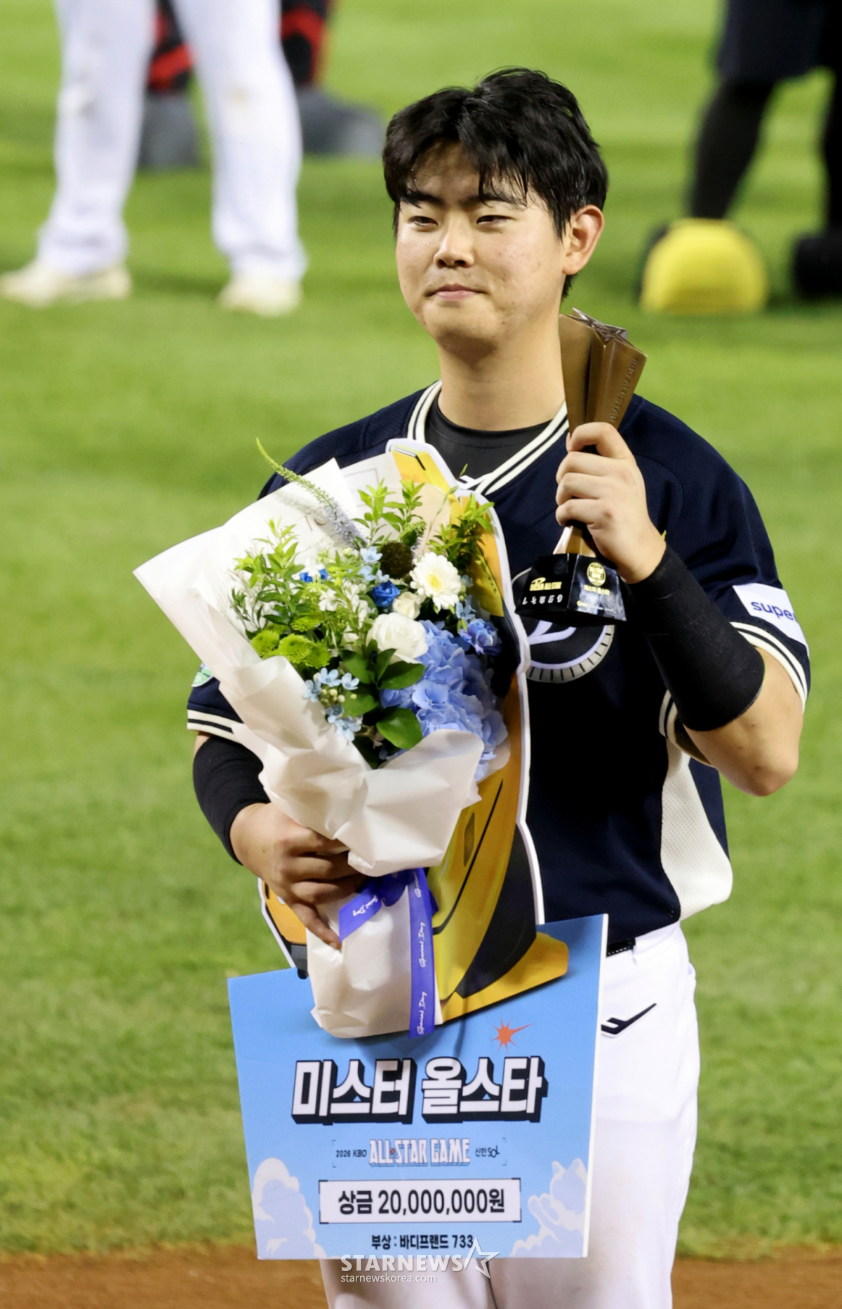 한화 이글스 허인서가 지난 11일 서울 잠실구장에서 열린 2026 SOL KBO리그 올스타전에서 4안타 1타점 활약을 펼치며 미스터올스타에 선정된 뒤 트로피를 들고 미소를 짓고 있다. /사진=강영조 선임기자