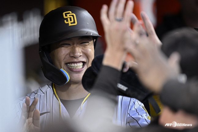 Song Sung-moon smiling as he enters the dugout. /AFPBBNews=NEWS1