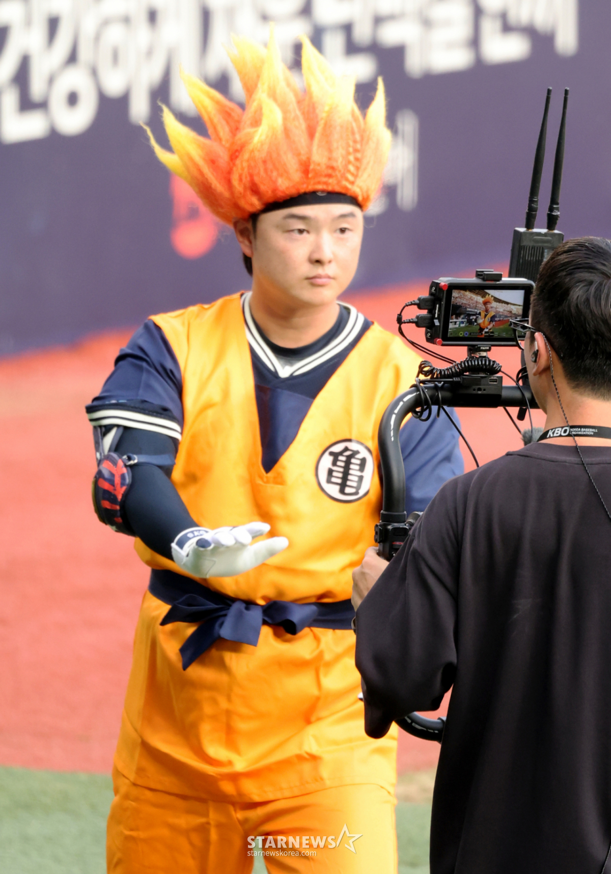 分享全明星李道允11日在蚕室球场举行的"2026 SOL KBO联赛全明星赛"上正在进行全明星表演。 =照片=姜英祖cameratalks@