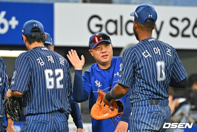 Manager Park Jin-man (center) and Diaz (right).