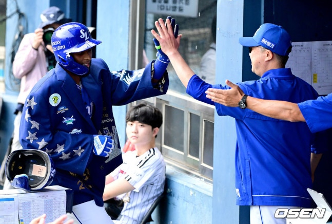 Diaz (left) and Manager Park Jin-man.