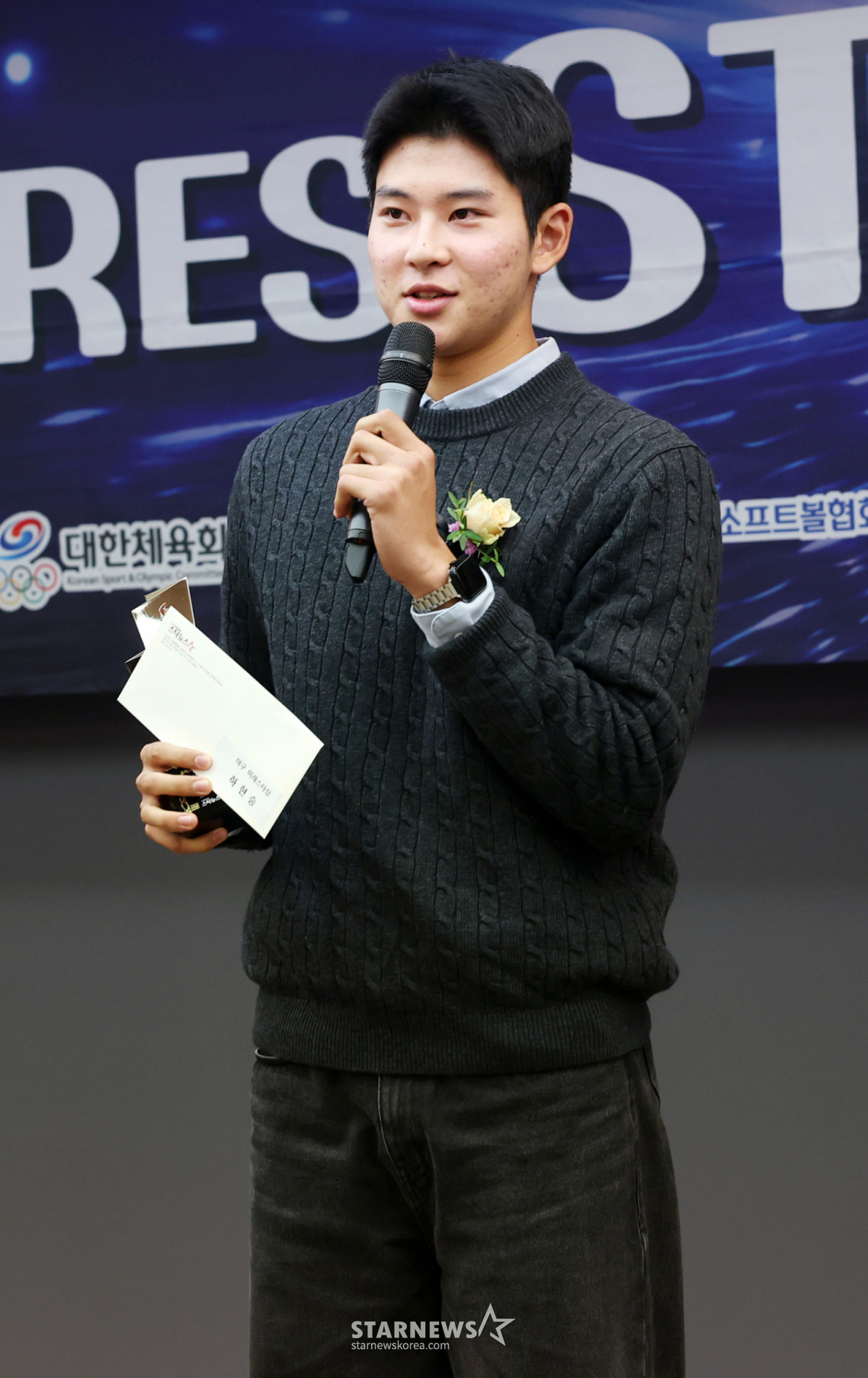 棒球部门未来明星奖获奖者河贤胜(釜山高中2年级)24日出席了在首尔中区新闻中心举行的"2025 Futures明星大奖"颁奖典礼,并在获奖后发表了获奖感言。 /2025.11.24/照片=金辉善