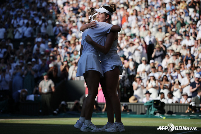 Linda Noskova (right) and Karolina Muchova embrace warmly after the final. /AFPBBNews=NEWS1
