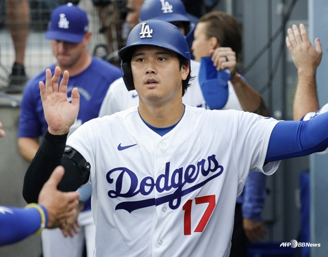 Ohtani entering the dugout. /AFPBBNews=NEWS1