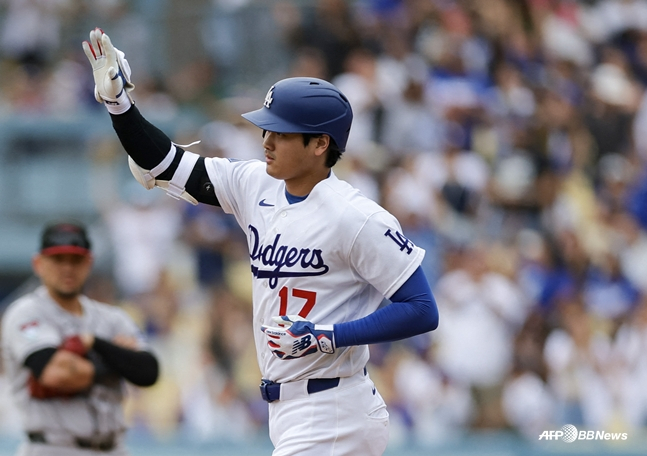 Ohtani running around the field after hitting a home run. /AFPBBNews=NEWS1