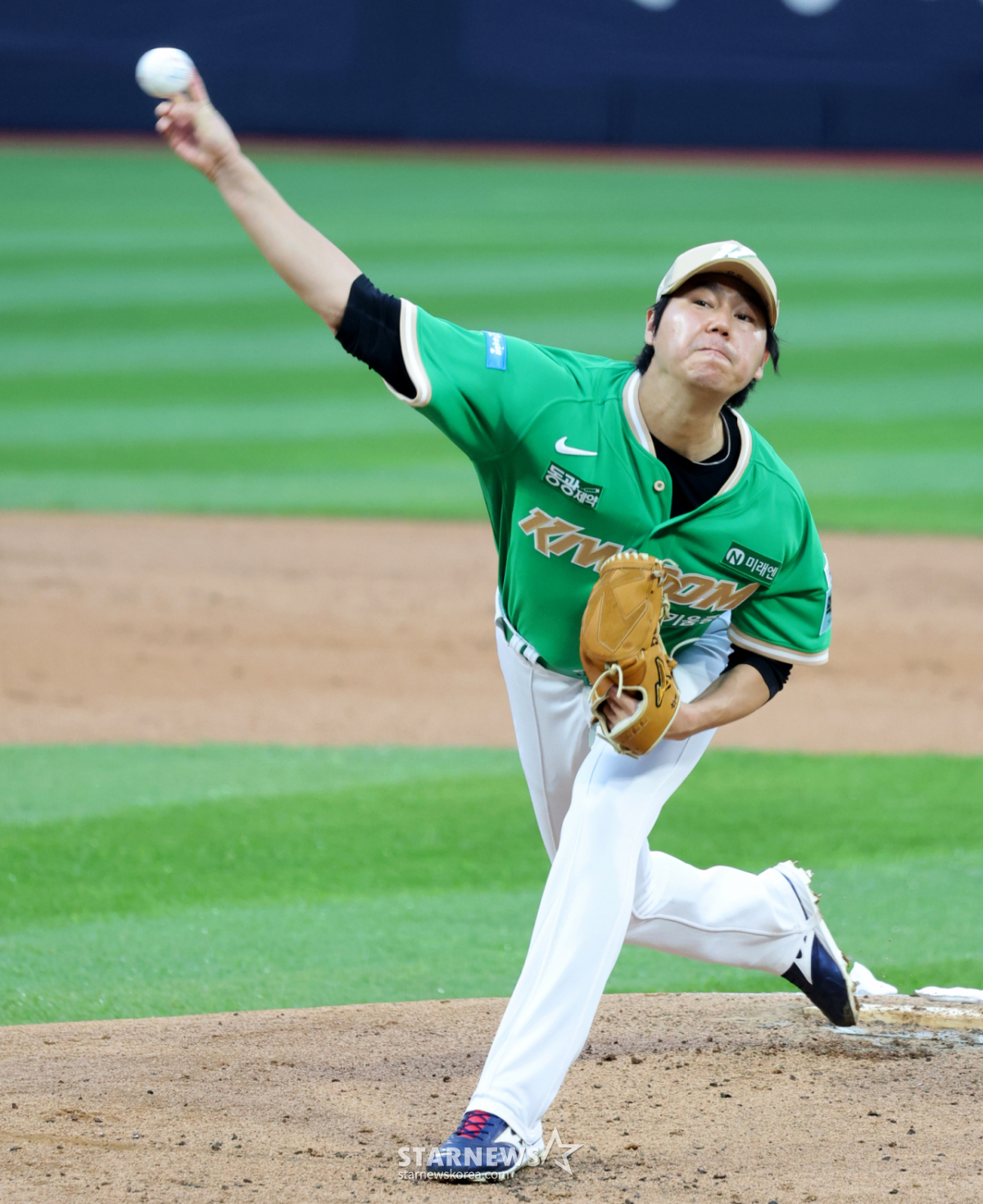 キウム右腕のハ·ヨンミン投手が9日、水原KTウィズパークで開かれる2026KBOリーグ前半期最後の3連戦キウムヒーローズとKTウィズの試合で先発に出て力投している.. 2026.07.09./写真=カン·ヨンジョ cameratalks@