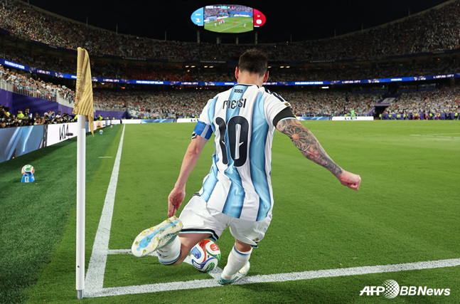 Lionel Messi taking a corner kick. /AFPBBNews=NEWS1