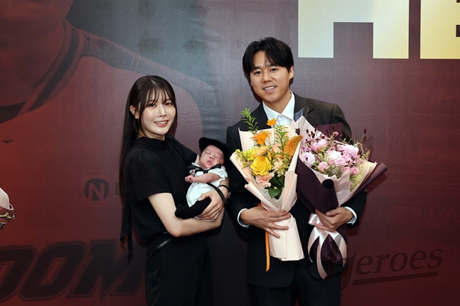 Há Yeong-min (derecha) y su familia. /foto=Kiwoom Heroes