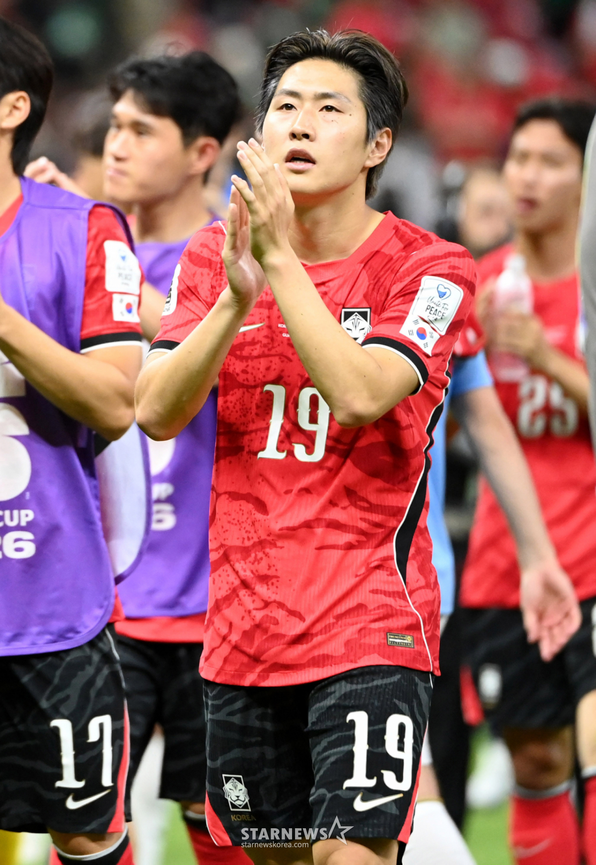 The 2026 CONCACAF World Cup Qualifiers Group A match between South Korea and the Czech Republic was held on the 12th (Korea time) at Estadio Akron in Guadalajara, Mexico. Lee Kang-in is seen greeting supporters after the match ended. /Photo=Chief correspondent Kim Jin-kyung