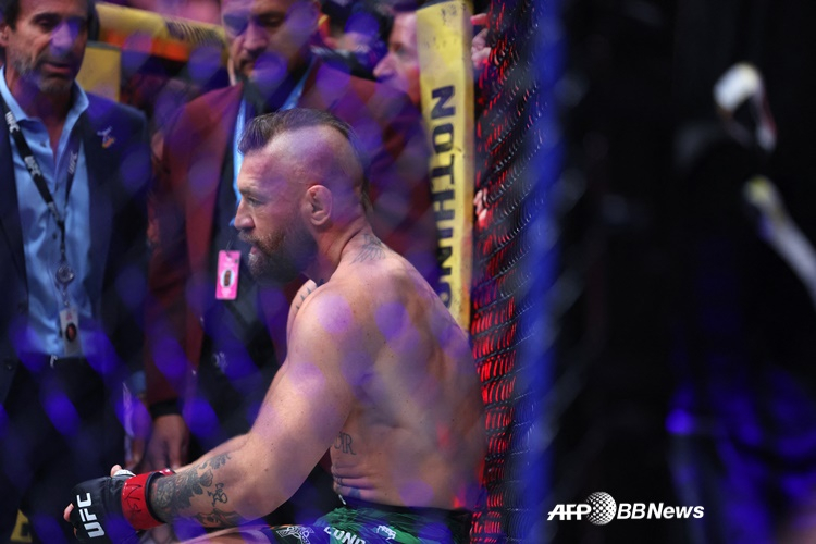 Conor McGregor tras la derrota, con expresión grave. /AFPBBNews=NEWS1