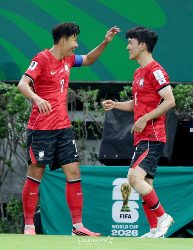 El partido de clasificación para la Copa Mundial de 2026 en la zona de América del Norte, Centroamérica y el Caribe (CONCACAF), Grupo A entre Corea del Sur y República Checa se disputó el día 12 (hora de Corea) en el Estadio Akron de Guadalajara, México. Tras finalizar el encuentro, Son Heung-min y Hwang In-beom compartieron la alegría de la victoria. /Foto=corresponsal jefe Kim Jin-kyung