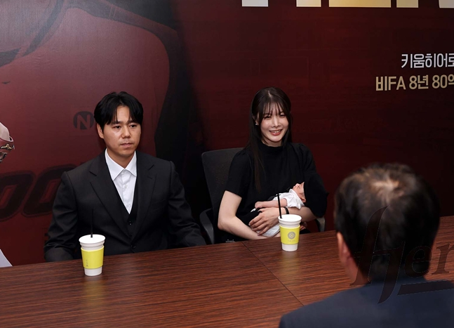 Ha Young-min (izquierda) y su familia conversan junto al director Wi Jae-min (CEO). /foto=Kiwoom Heroes