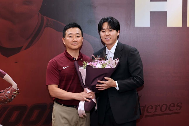 El director Heo Seung-pil (izquierda) y Ha Young-min. /Foto=Kiwoom Heroes