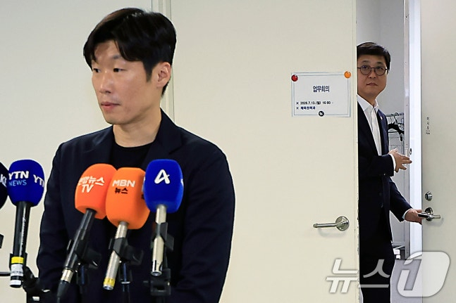 박지성(왼쪽) K-축구혁신위원회 공동위원장이 13일 오후 서울시 종로구 국립현대미술관에서 열린 K-축구 혁신위원회 2차 회의를 마친 뒤 브리핑을 하고 있다. /사진=뉴스1