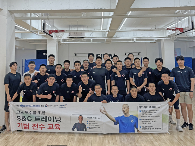 El entrenador Miyamoto Takeshi y los jugadores que participaron en el programa de transferencia de técnicas de entrenamiento S&C. /foto=Federación Coreana de Béisbol y Softball